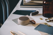 Indlæs billede til gallerivisning aGO, Ivory Sand w. rose gold grill, BT speaker Grøn 8,0 x 8,0 x 3,6